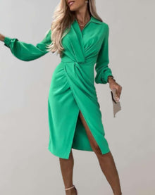 Darlene - Schön sitzendes Kleid mit hohem Schlitz und langen Ärmeln Kleid – Grün