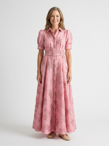 Xanthea | Kurzärmeliges, tailliertes, blumenstrukturiertes Maxikleid – Rosa
