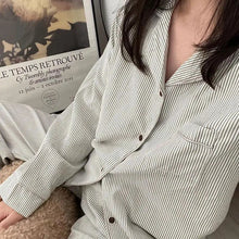Gestreiftes Pyjama Set mit elegantem Schnitt – Grau