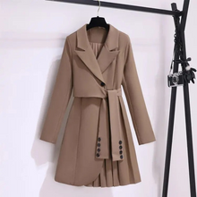 Liriane | Figurschmeichelnder Mantel mit plissierten Details – Khaki