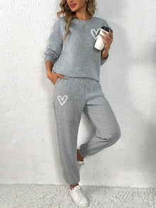 Kuschelige Damen-Loungewear: Pullover mit Herzmuster und passende Jogginghose für kalte Tage – Grau