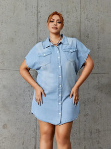 Noor - Einreihiges Kurzarm-Denimkleid mit Revers und Klappentaschen – Hellblau