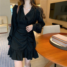 Leila® | Kleid mit V-Ausschnitt und taillierter Taille – Schwarz