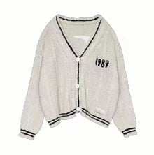 Damen nan kurze gestrickte V Ausschnitt Strickjacke mit Zopfmuster und Perlmuttknöpfen Drune – 21437 Apricot