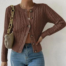 Elfriede | Damen Zopfmuster Strickjacke mit Knopfleiste – Braun