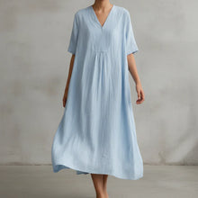 Jayela - Ein Kleid, das sommerliche Eleganz spielerisch verkörpert – Blau