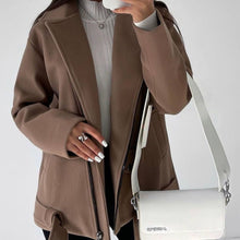 Damen kurzer Wollmantel mit Gürtel und Pattentaschen – Kaffeebraun