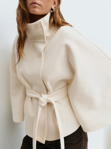 Damen stylische Umhangjacke mit hohem Kragen und Gürtel – Weiß