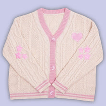 Damen nan gestrickte Cardigan mit Zopfmuster V-Ausschnitt und Herz- und Sternapplikationen Drune – Aprikosenrosa