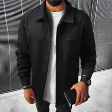 Herren nan minimalistische Hemdjacke aus softem Fleece mit verdeckter Druckknopfleiste und aufgesetzter Brusttasche Drune – Schwarz
