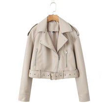 Kurze Damen-Bikerjacke mit Gürtel und Crossover-Verschluss - Zaireth – Beige