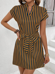 Damen Kurzarm Kleid mit Bindegürtel und elegantem Streifenmuster Drune – Braun