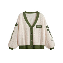 Damen nan gestrickter Oversize-Cardigan mit Zopfmuster, V-Ausschnitt, Knopfleiste und floraler Ärmelstickerei Drune – Grün