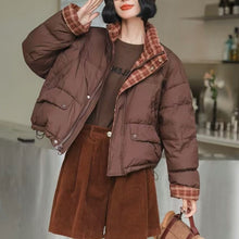 Venus | Kurze Daunenjacke Mit Karofutter – Kaffee