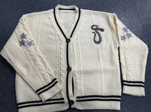 Damen nan gestrickte College-Cardigan mit Zopfmuster, V-Ausschnitt, kontraststreifen und gestickten Applikationen Drune – 21446 Apricot