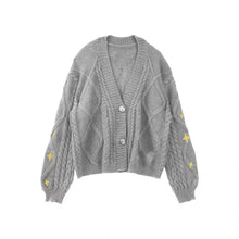 Damen nan oversize Strickcardigan mit Zopfmuster und Sternapplikationen V-Ausschnitt Knopfleiste Drune – Grau