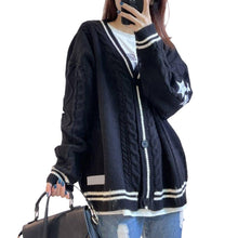 Damen nan oversized Zopfmuster-Cardigan mit V-Ausschnitt, Knopfleiste und Sternapplikationen Drune – Schwarz