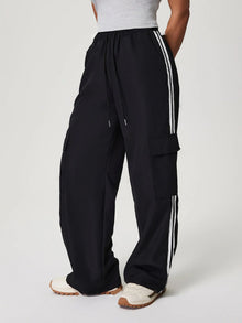 Damen Cargo-Hose mit seitlichen Taschen und elastischem Bund – Schwarz