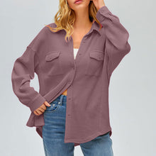 Damen nan oversized Waffelstrick Hemdjacke mit Brusttaschen und Knopfleiste Drune – Rauchviolett