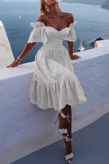Ava® | Kleid mit Rüschen, schulterfrei und Ausschnitt – Weiß