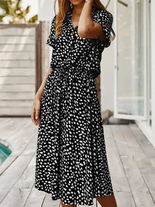 Georgia | Sanft gepunktetes Midi-Kleid mit Knopfdetails – Schwarz