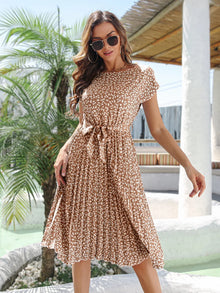 Norlina | Figurschmeichelndes Kleid mit Blumenmuster – Braun
