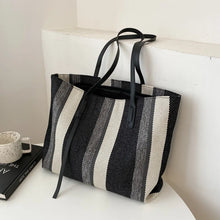 Moderne gestreifte Handtasche - geräumig und stylisch für den Alltag – Schwarz