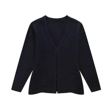 Strickjacke mit V-Ausschnitt | Schlichtes Design | Elegante Silhouette – Schwarz