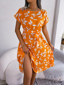Plisseekleid mit Taillengürtel | Florales Muster | Elegante Silhouette – Blätter | Gelb