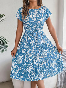 Plisseekleid mit Taillengürtel | Florales Muster | Elegante Silhouette – Blumen | Hellgrau