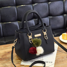 Elegante Damen-Lederhandtasche mit 3 modischen Plüschbällen – Schwarz