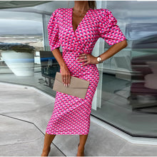 Stilvolles figurbetontes Abendkleid mit auffälligem Grafikdesign – Rosa