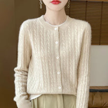 Strickjacke mit Zopfmuster | Klassischer Chic & Knopfverschluss – Beige