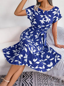 Liriane | Figurschmeichelndes Kleid mit Blumenmuster – Blätter | Blau