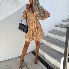 Kurzes Spitzenkleid mit Gürtel – Weiß, Schwarz oder Gold – Gold