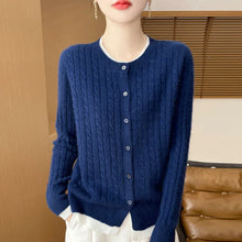 Strickjacke mit Zopfmuster | Klassischer Chic & Knopfverschluss – Marineblau