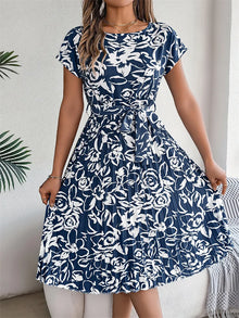 Liriane | Figurschmeichelndes Kleid mit Blumenmuster – Blumen | Blau