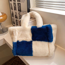 Kuschelige Handtasche | Weiches Kunstfell | Winterlicher Chic – Weiß/Blau