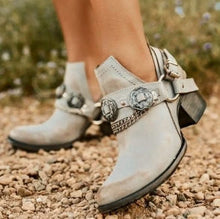 Stylische Damen-Westenstiefeletten mit Ketten- und Schnallen-Details – Boho-Cowboy Look, Braun – Weiß