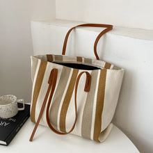Moderne gestreifte Handtasche - geräumig und stylisch für den Alltag – Braun