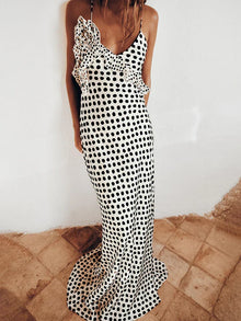 Maxikleid mit Punkten | Asymmetrische Rüschen | Fließende Eleganz – Weiß