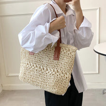 Genevieve - Schicke Strohtasche mit Ledergurten – Beige