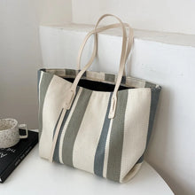 Moderne gestreifte Handtasche - geräumig und stylisch für den Alltag – Mit