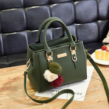 Elegante Damen-Lederhandtasche mit 3 modischen Plüschbällen – Grün