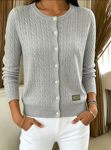 Kitija – Strickjacke im Zopfmuster Mit Knöpfen – Grau