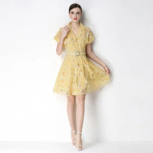 Celestine™ Kleid Aus Zarter Spitze Mit Integriertem Gürtel – Gelb