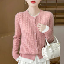 Strickjacke mit Zopfmuster | Klassischer Chic & Knopfverschluss – Rosa