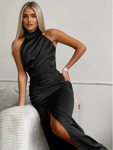 Ylva | Elegantes Satin Halterneck-Abendkleid mit Beinschlitz – Schwarz
