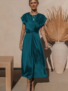 Quinlan  |  Elegantes Midikleid aus Satin – Königsblau