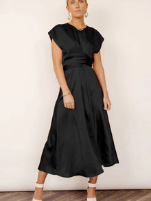 Quinlan  |  Elegantes Midikleid aus Satin – Schwarz